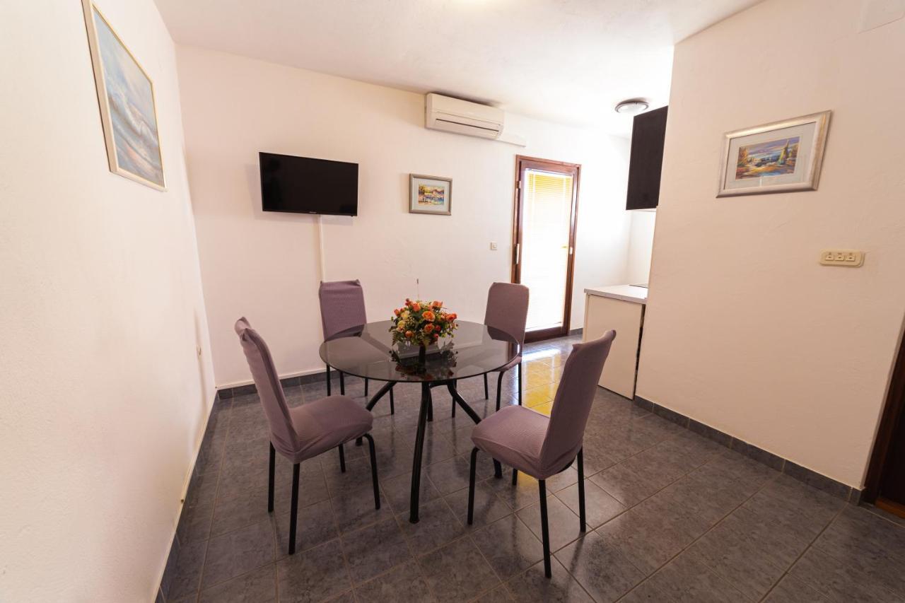 Apartmani Antonia Novalja Exterior foto