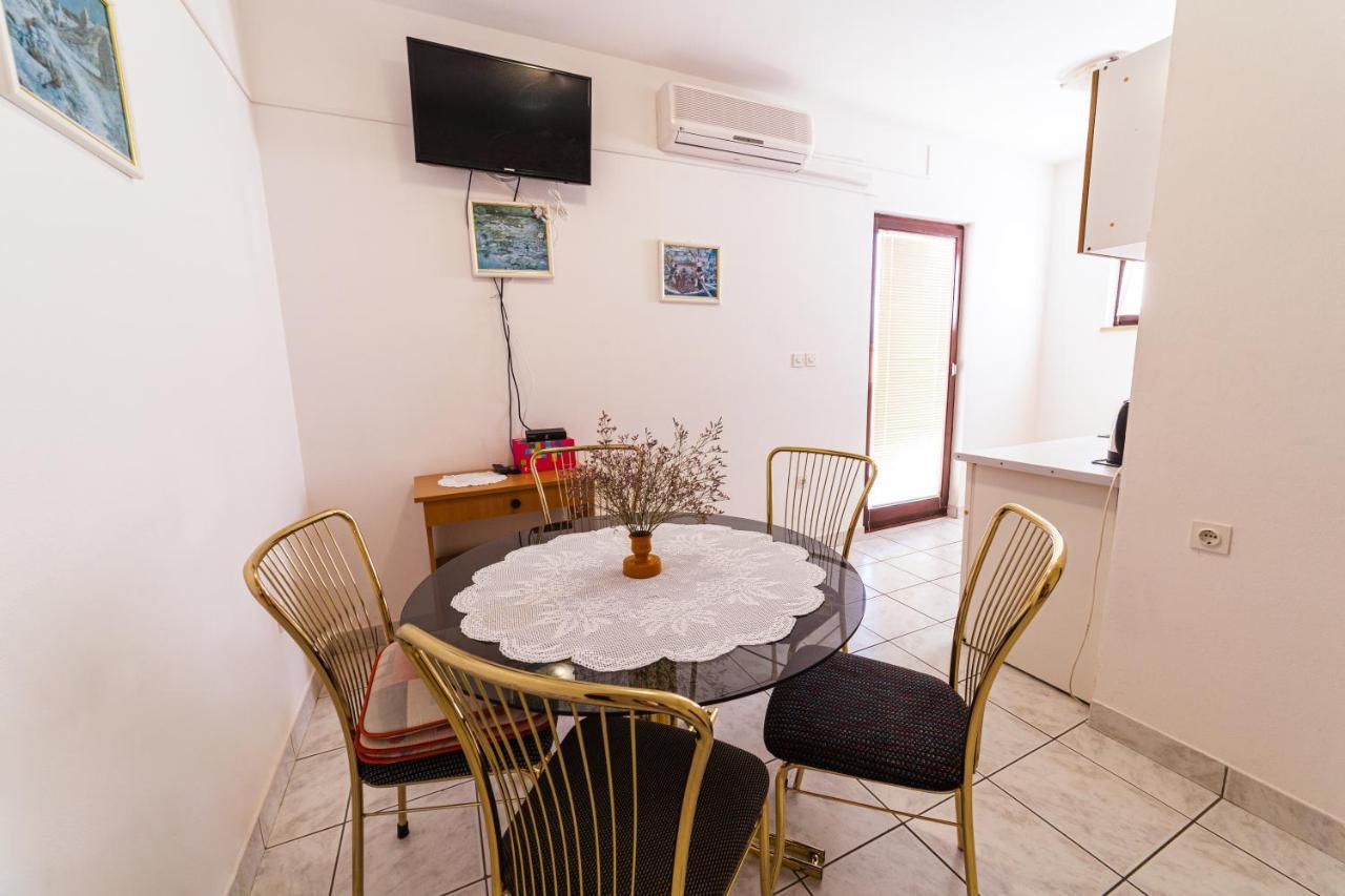 Apartmani Antonia Novalja Exterior foto